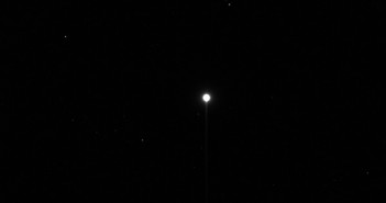Pierwsze zdjęcie planetoidy Westa uzyskane przez sondę Dawn / credits: NASA, JPL